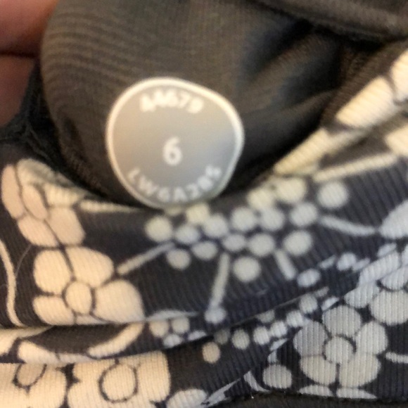 Like new gather and crow capris lululemon size 6 - Picture 6 of 6